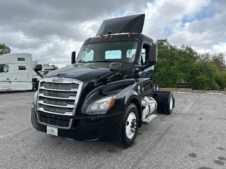 2019 Freightliner Cascadia in Tampa, FL — photo 3