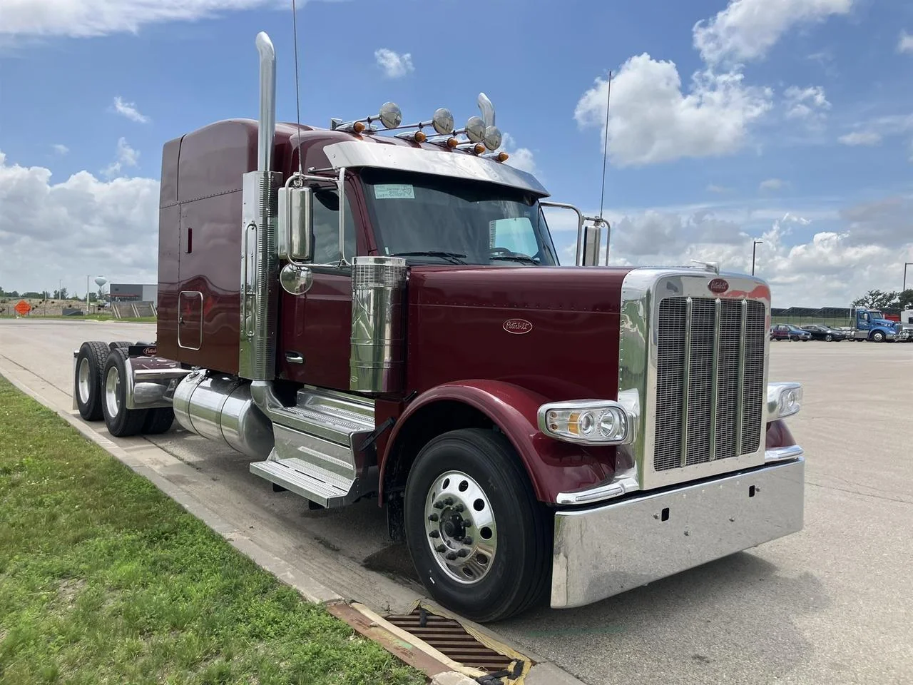 2027 Peterbilt 589 in Rochester, MN — photo 2