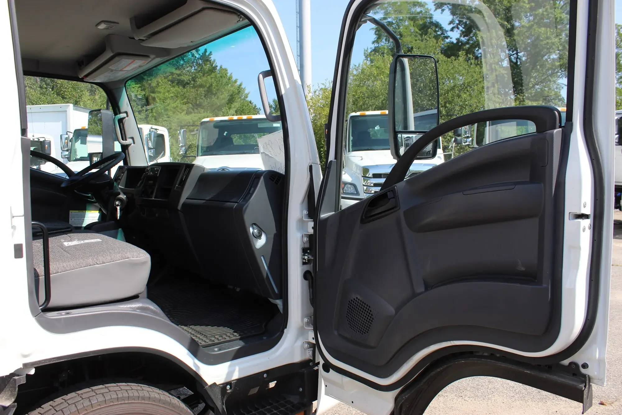 2024 Isuzu NRR - image 27