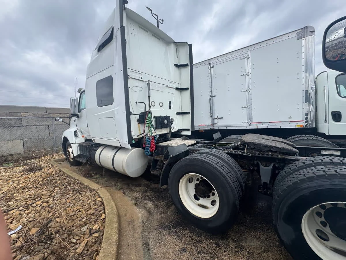 2018 International LT - image 6