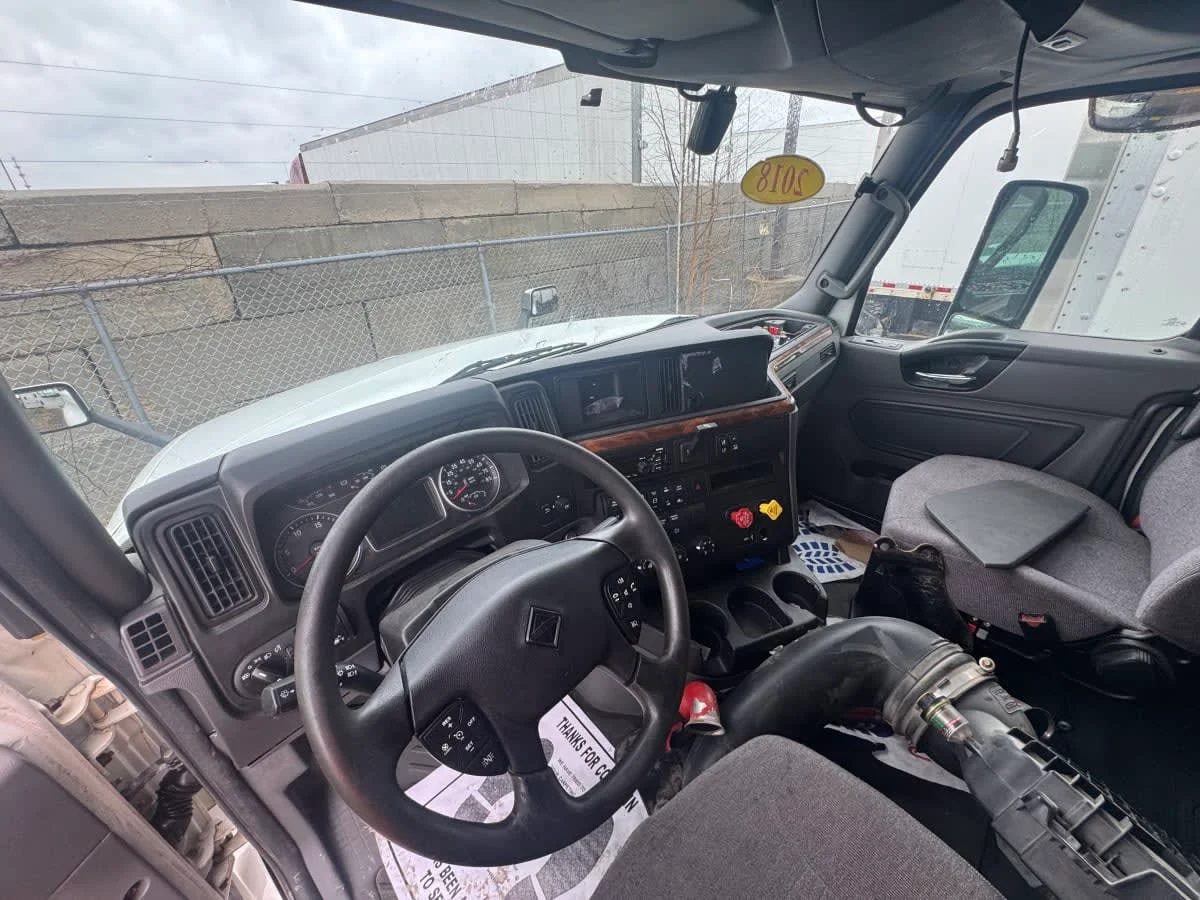 2018 International LT - image 7