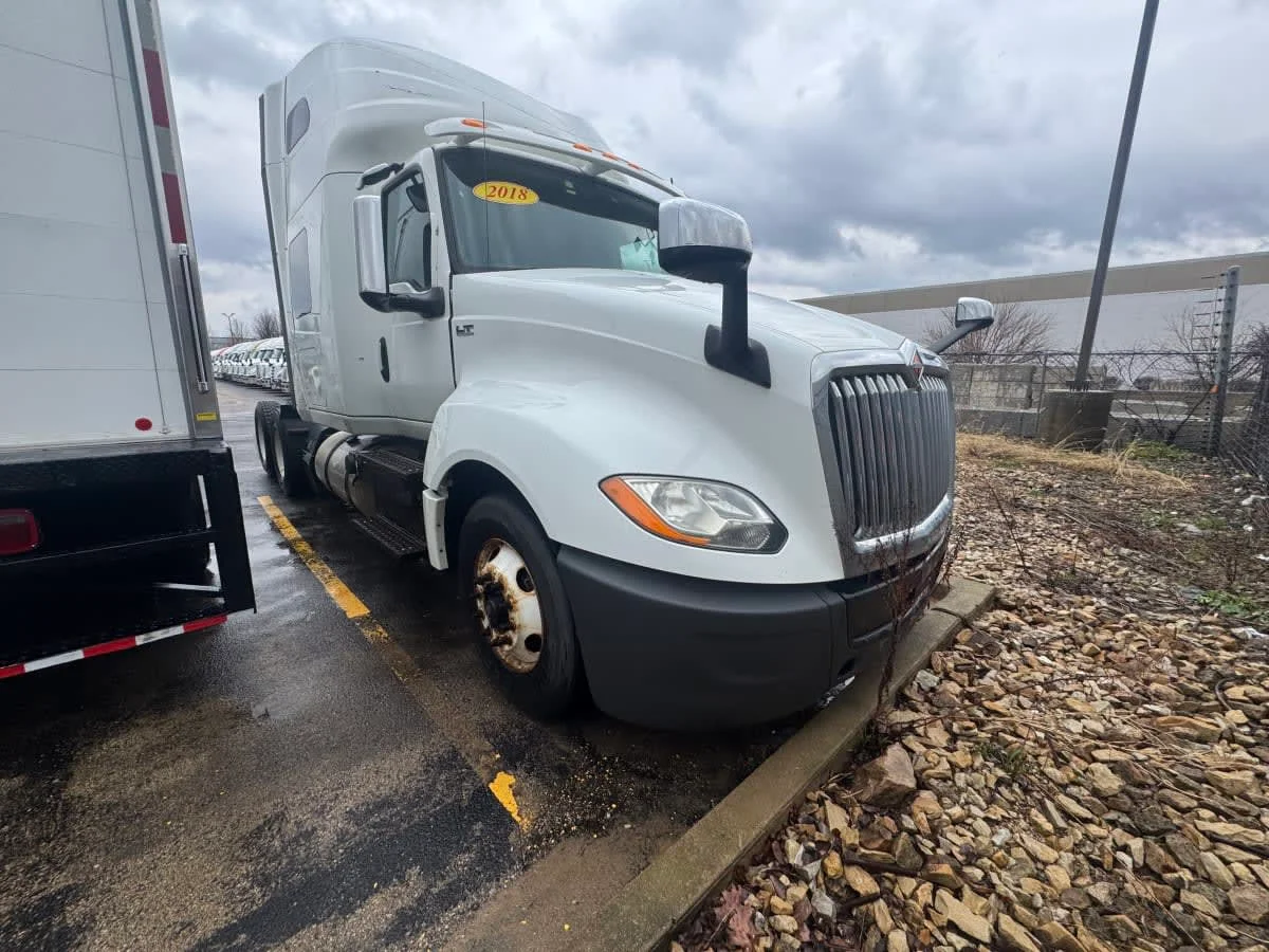2018 International LT - image 3