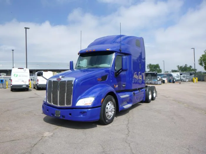 2022 Peterbilt 579 in Denver, CO — photo 2