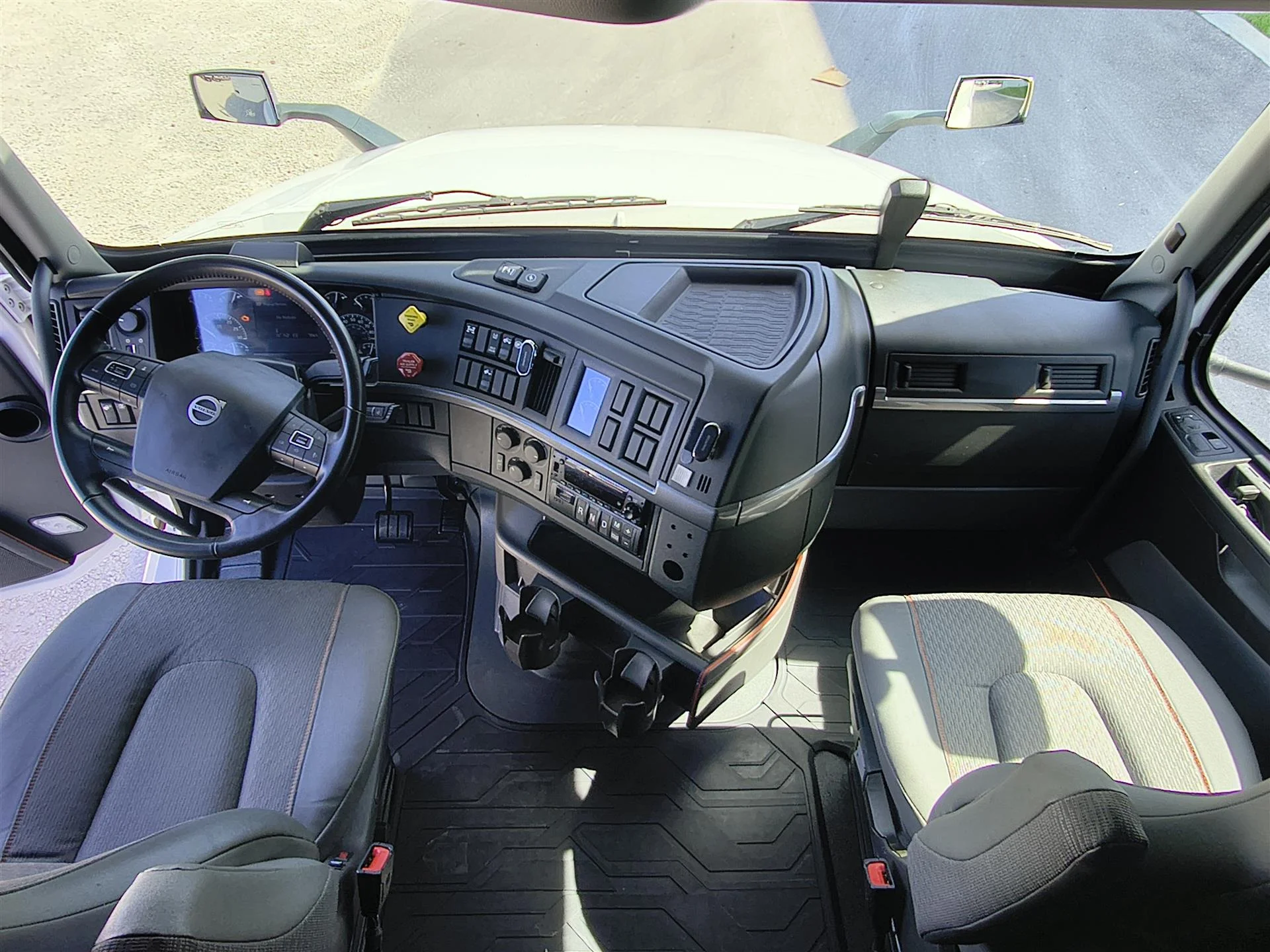 2025 Volvo VNL 860 in Fort Lauderdale, FL — photo 8