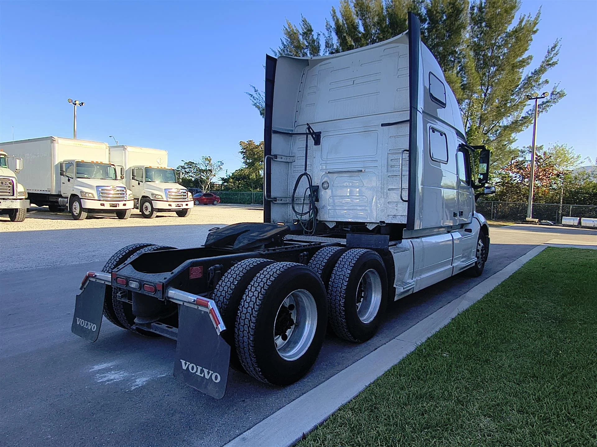 2025 Volvo VNL 860 in Fort Lauderdale, FL — photo 4