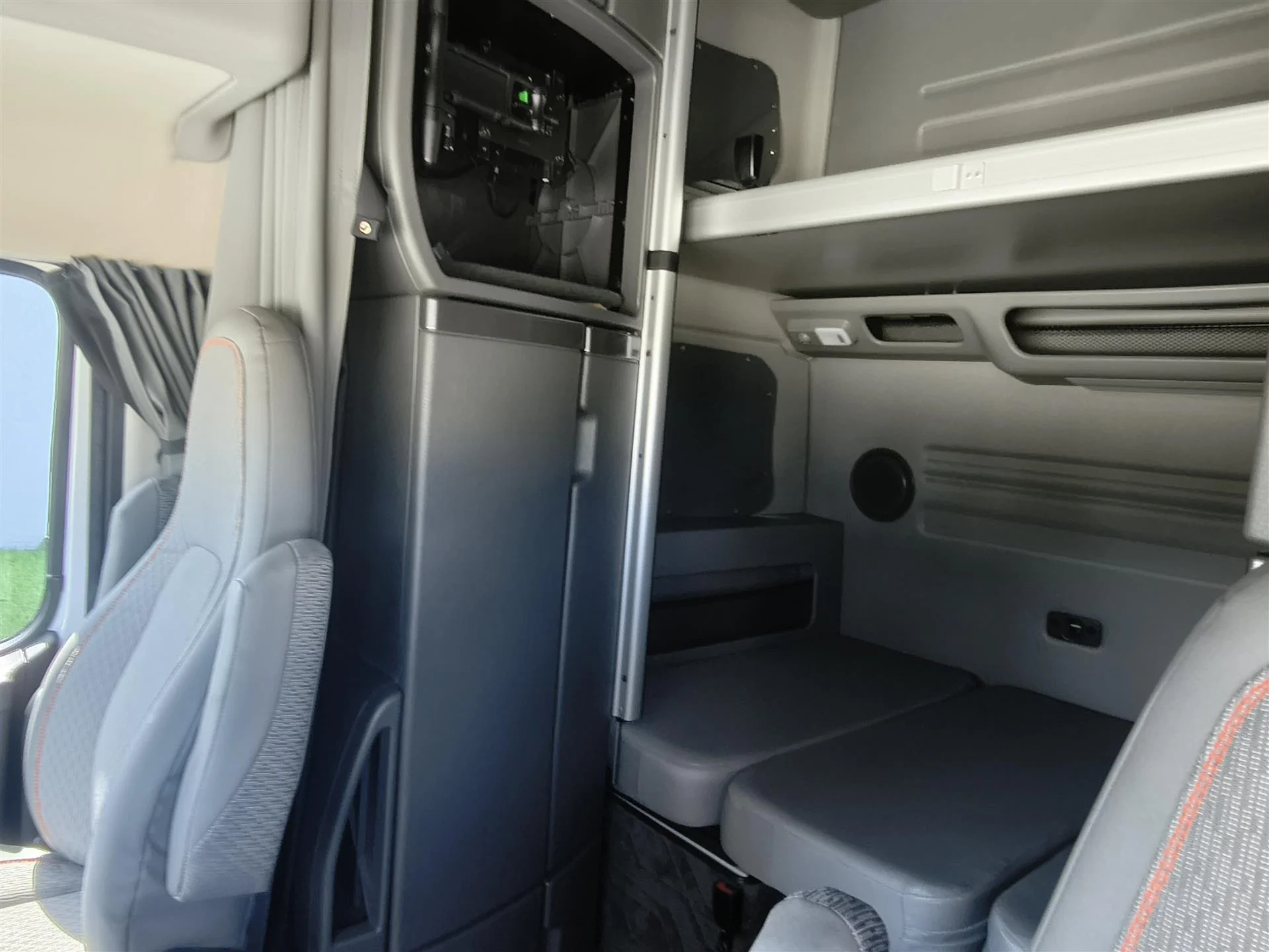 2025 Volvo VNL 860 in Fort Lauderdale, FL — photo 11