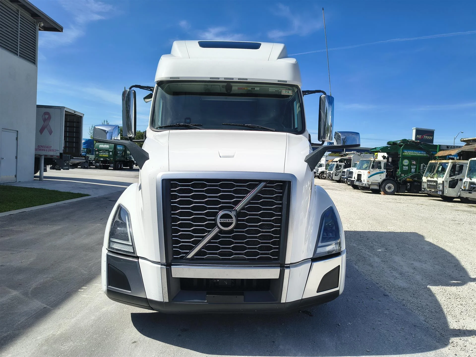 2025 Volvo VNL 860 in Fort Lauderdale, FL — photo 2