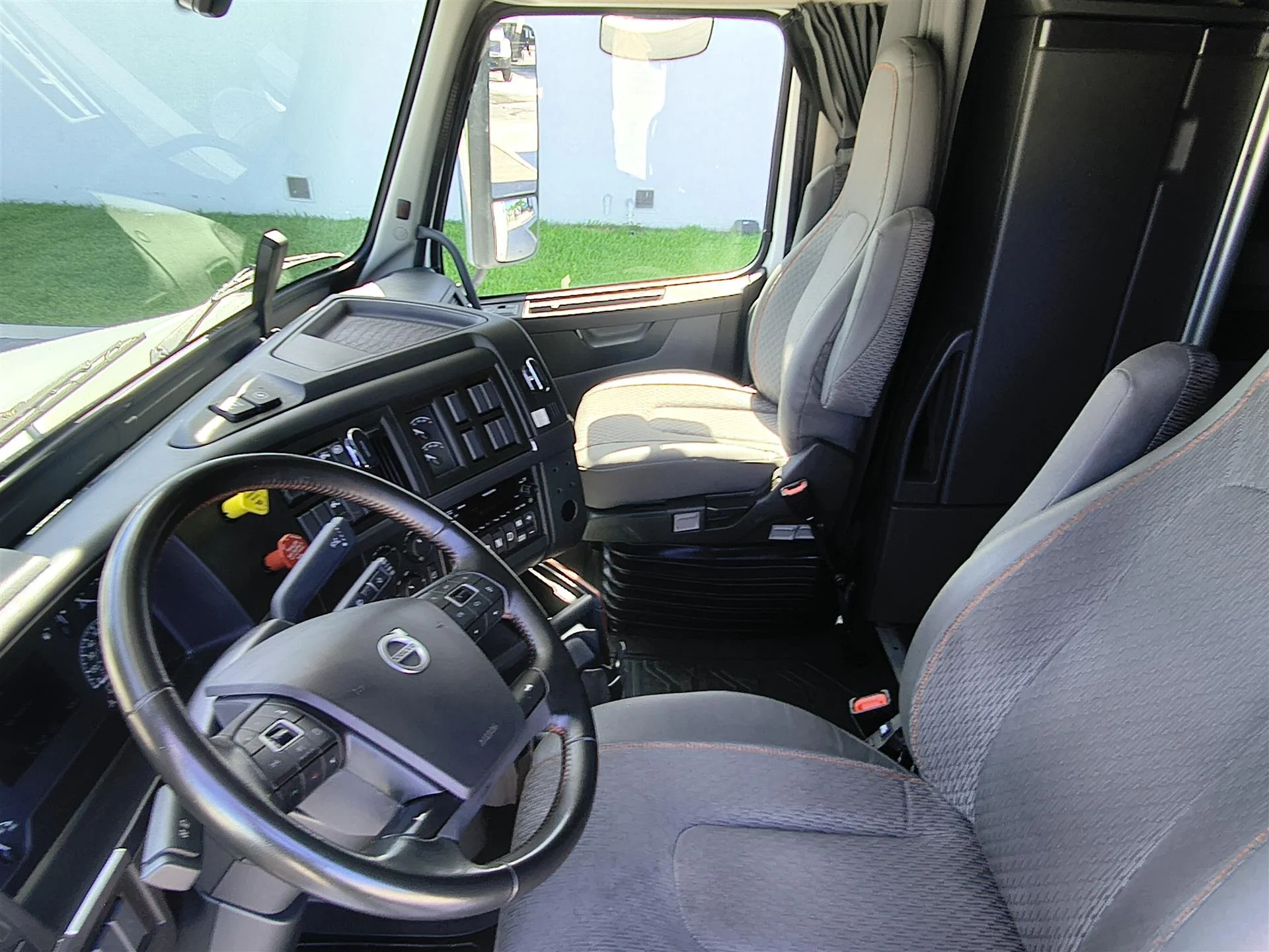 2025 Volvo VNL 860 in Fort Lauderdale, FL — photo 7
