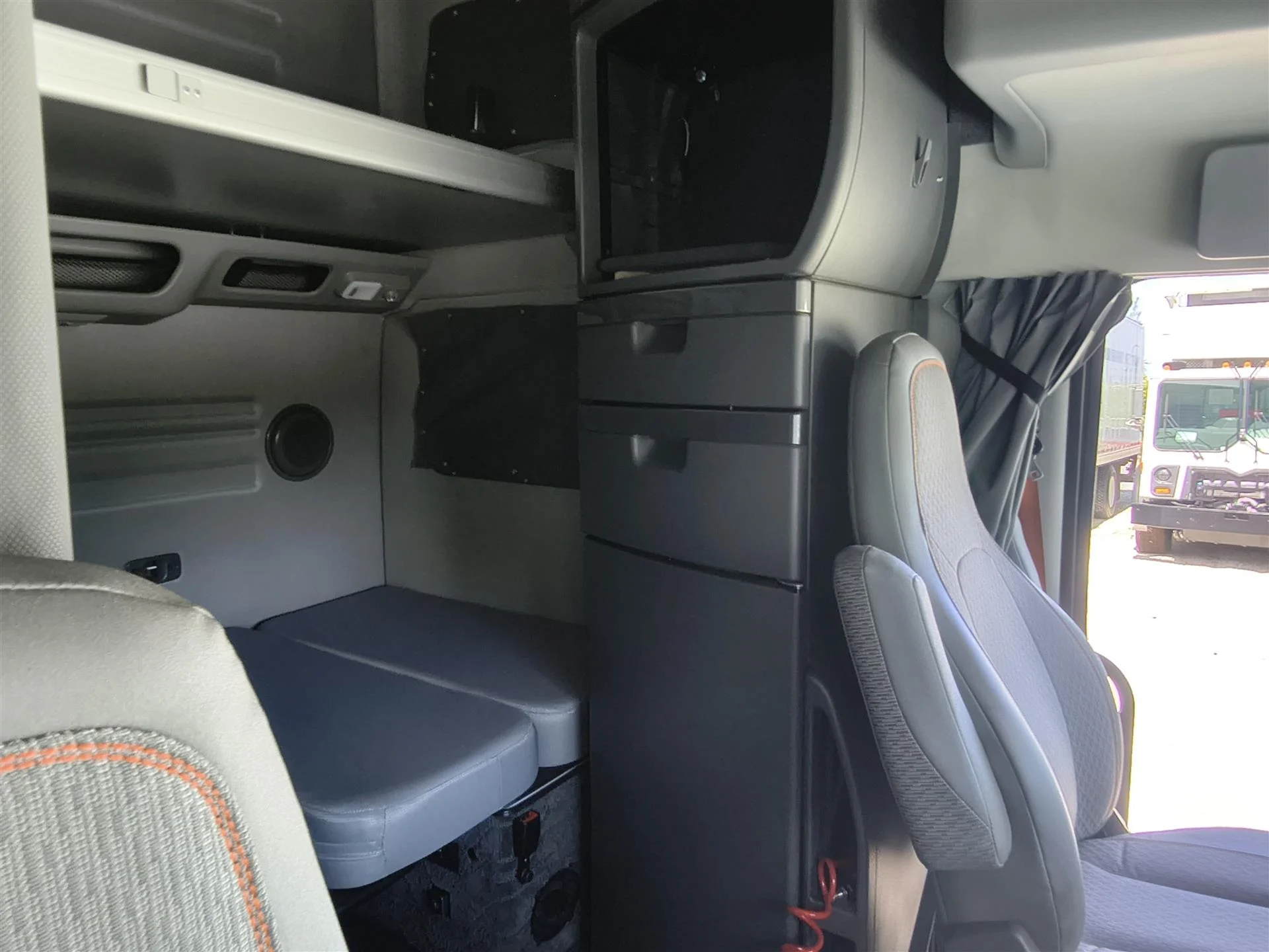 2025 Volvo VNL 860 in Fort Lauderdale, FL — photo 9