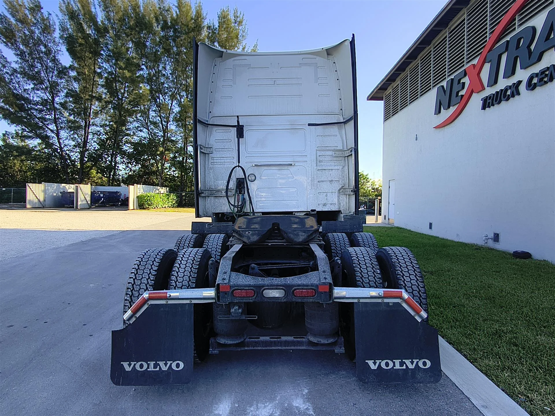 2025 Volvo VNL 860 in Fort Lauderdale, FL — photo 5