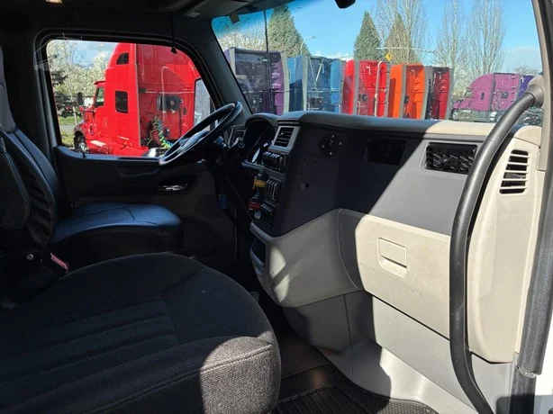2022 Peterbilt 579 in Portland, OR — photo 17