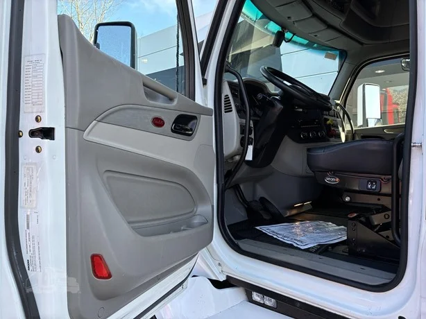 2022 Peterbilt 579 in Portland, OR — photo 18