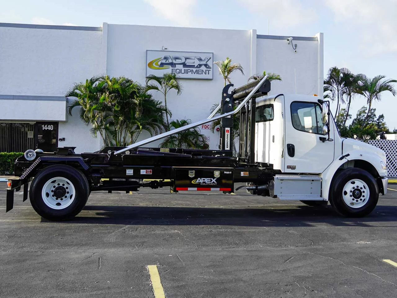 2025 Freightliner M2 106 — photo 6