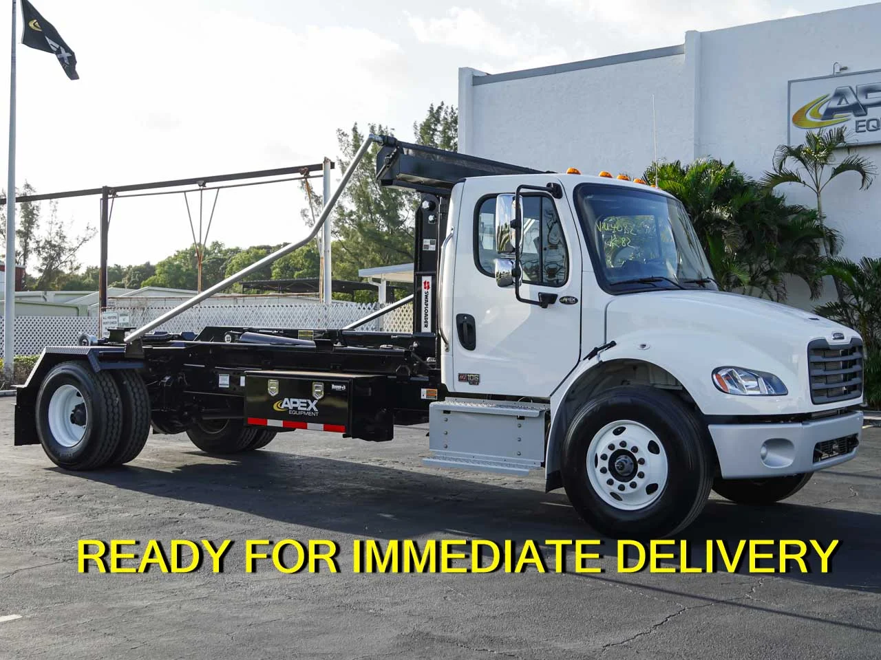 2025 Freightliner M2 106 — photo 2