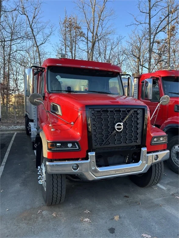 2025 Volvo VHD 300 in Gainesville, VA — photo 2