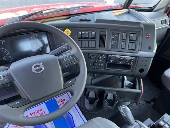 2025 Volvo VHD 300 in Gainesville, VA — photo 8