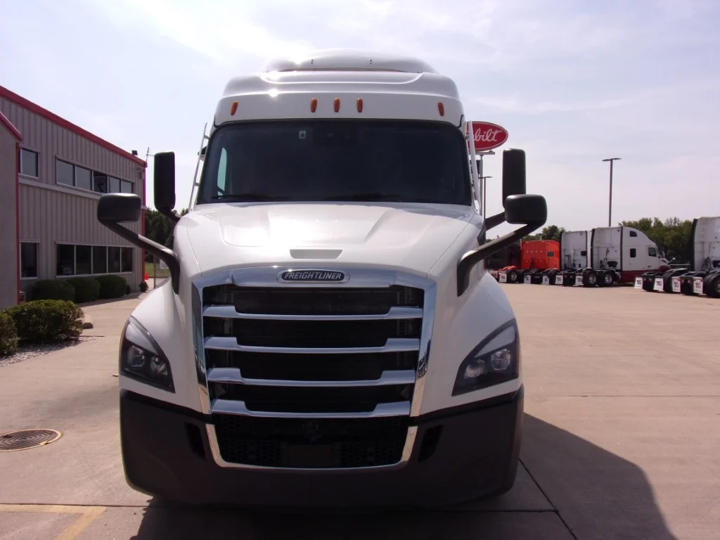2022 Freightliner Cascadia - image 2