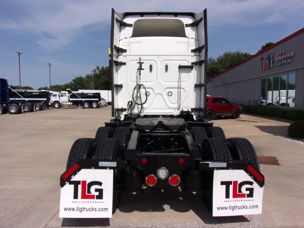 2022 Freightliner Cascadia - image 8