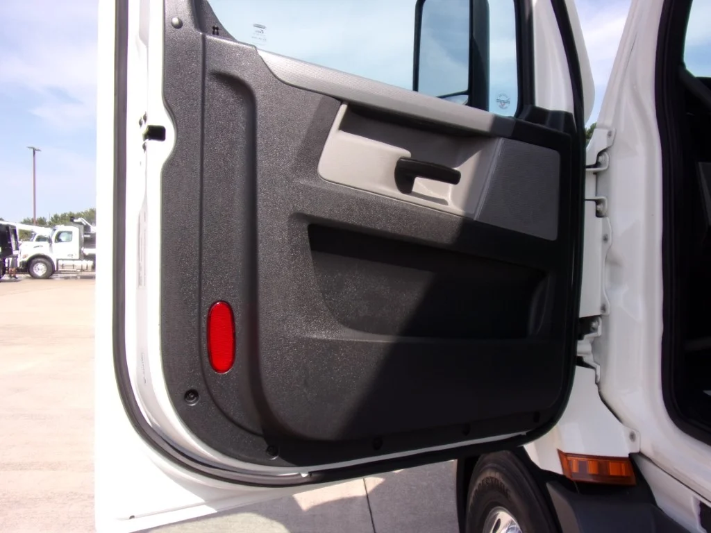 2022 Freightliner Cascadia - image 12