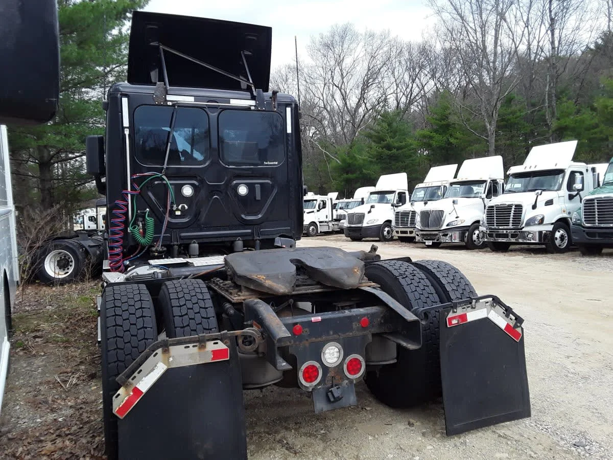 2020 Freightliner Cascadia in Salisbury, MA — photo 6