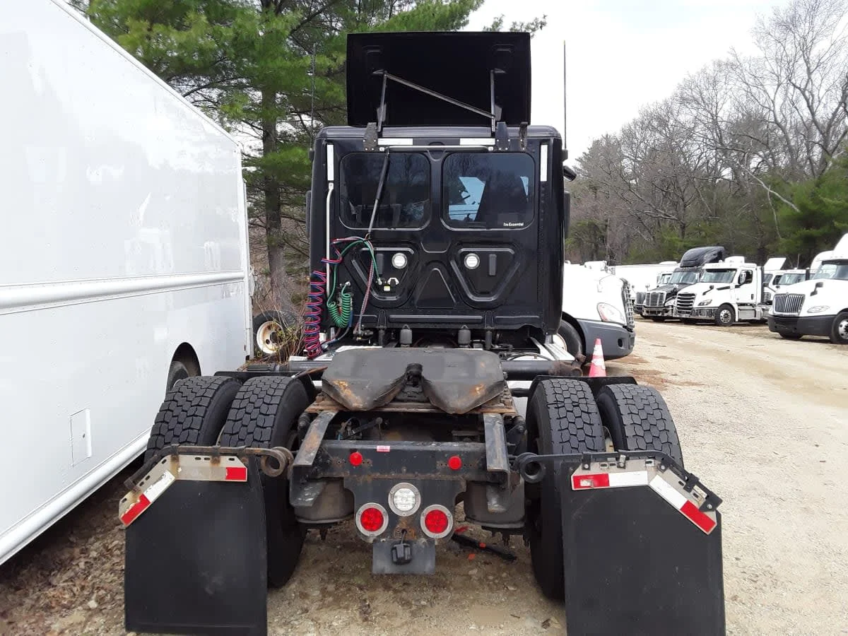 2020 Freightliner Cascadia in Salisbury, MA — photo 5