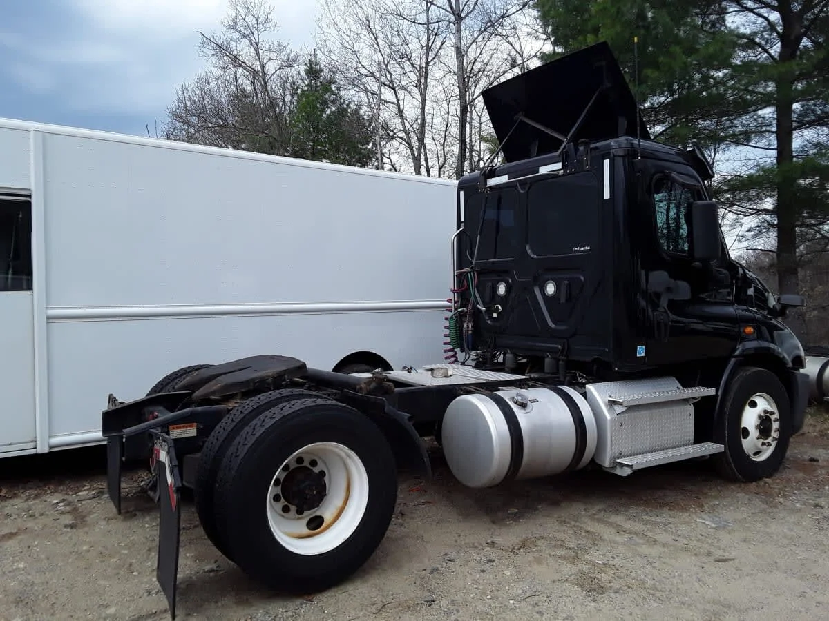 2020 Freightliner Cascadia in Salisbury, MA — photo 4