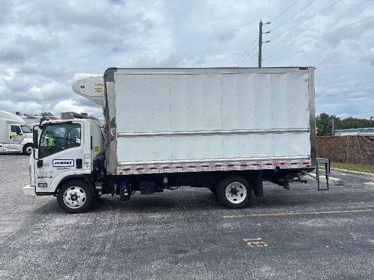 2021 Isuzu NRR in Miami, FL — photo 4