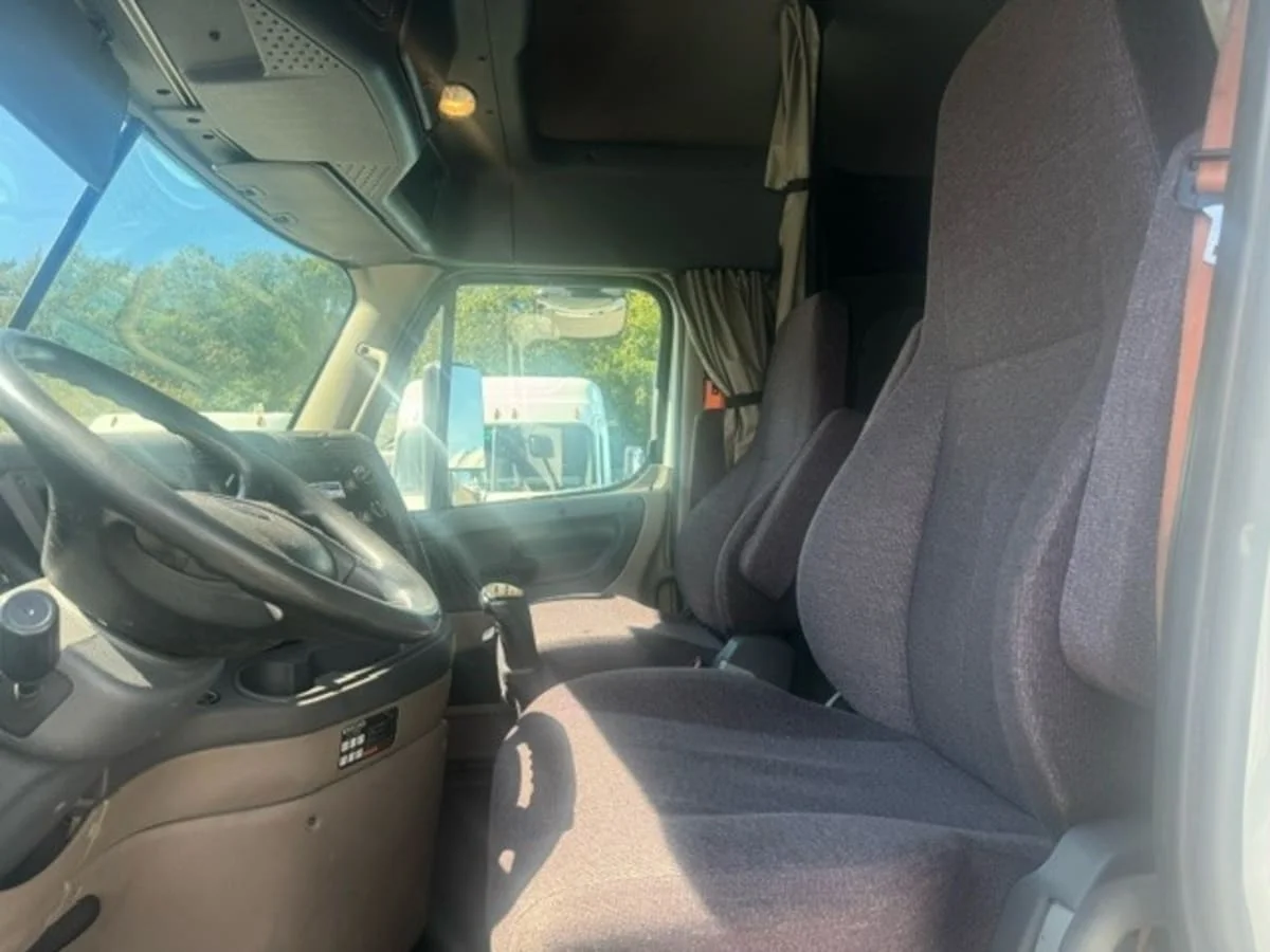 2019 Freightliner Cascadia - image 8
