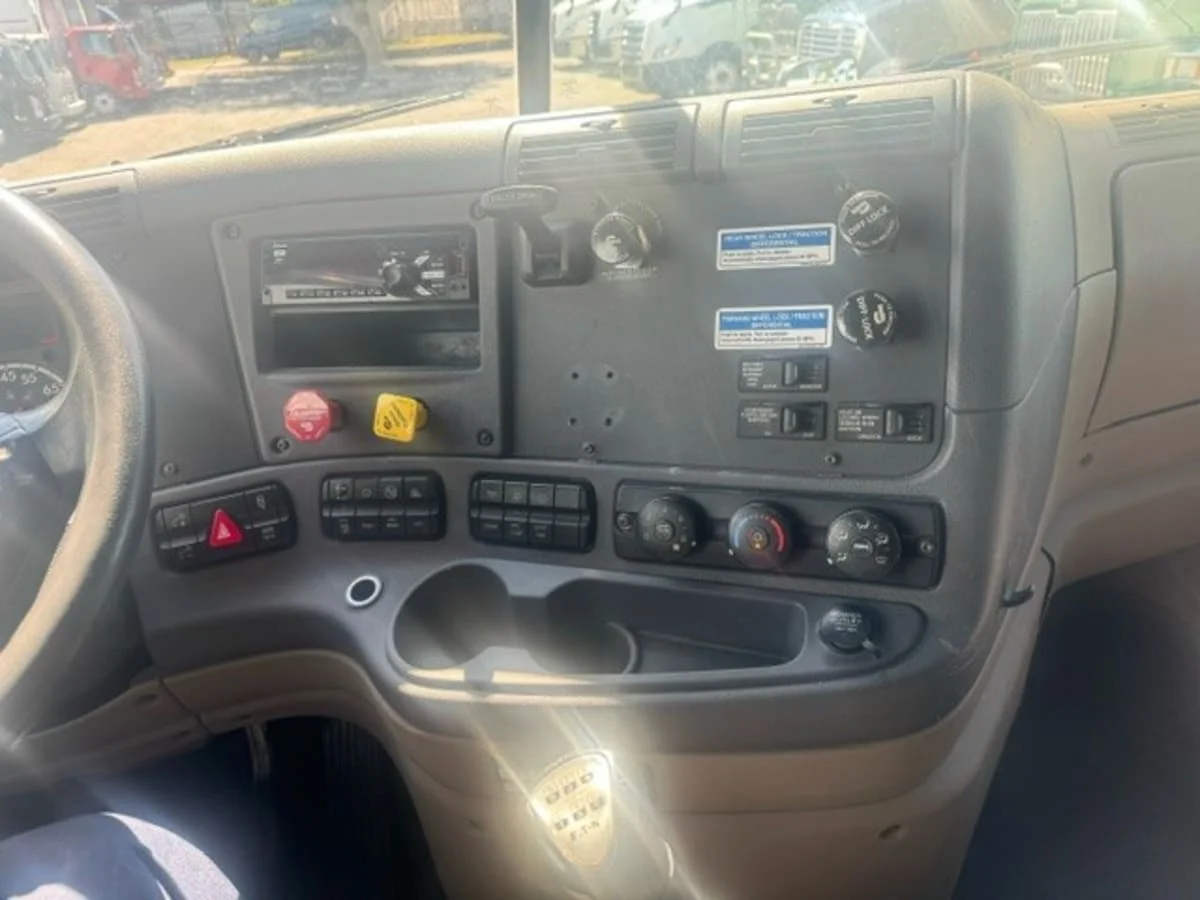 2019 Freightliner Cascadia - image 10