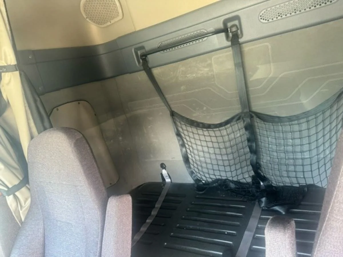 2019 Freightliner Cascadia - image 9