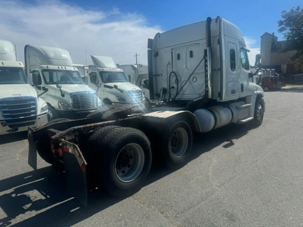 2019 Freightliner Cascadia - image 4