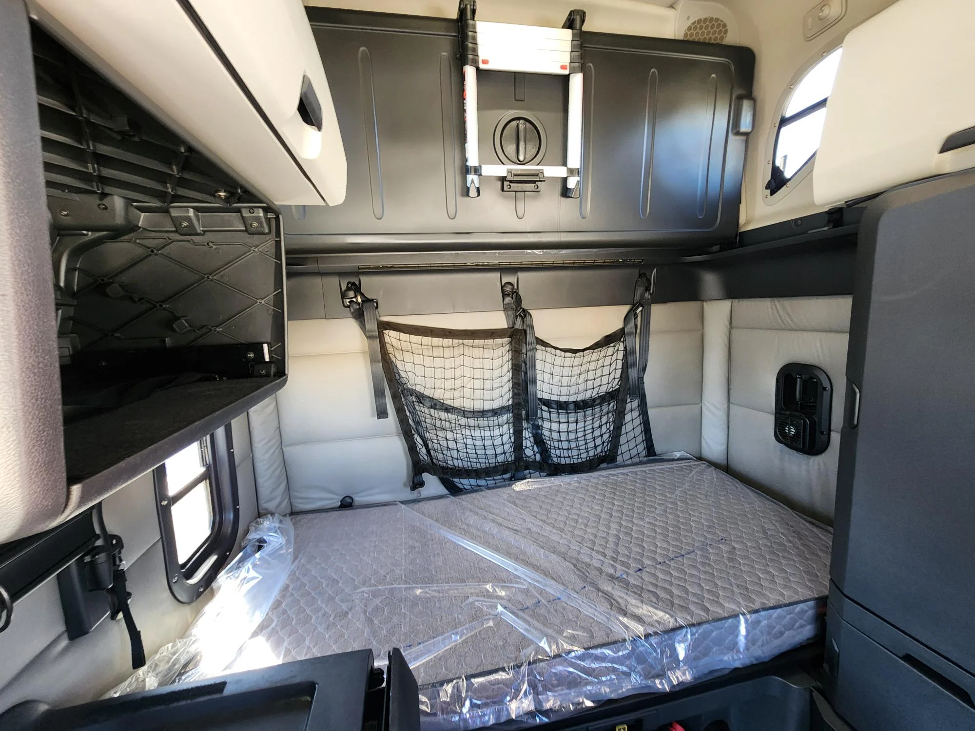2020 Freightliner Cascadia in Fresno, CA — photo 12
