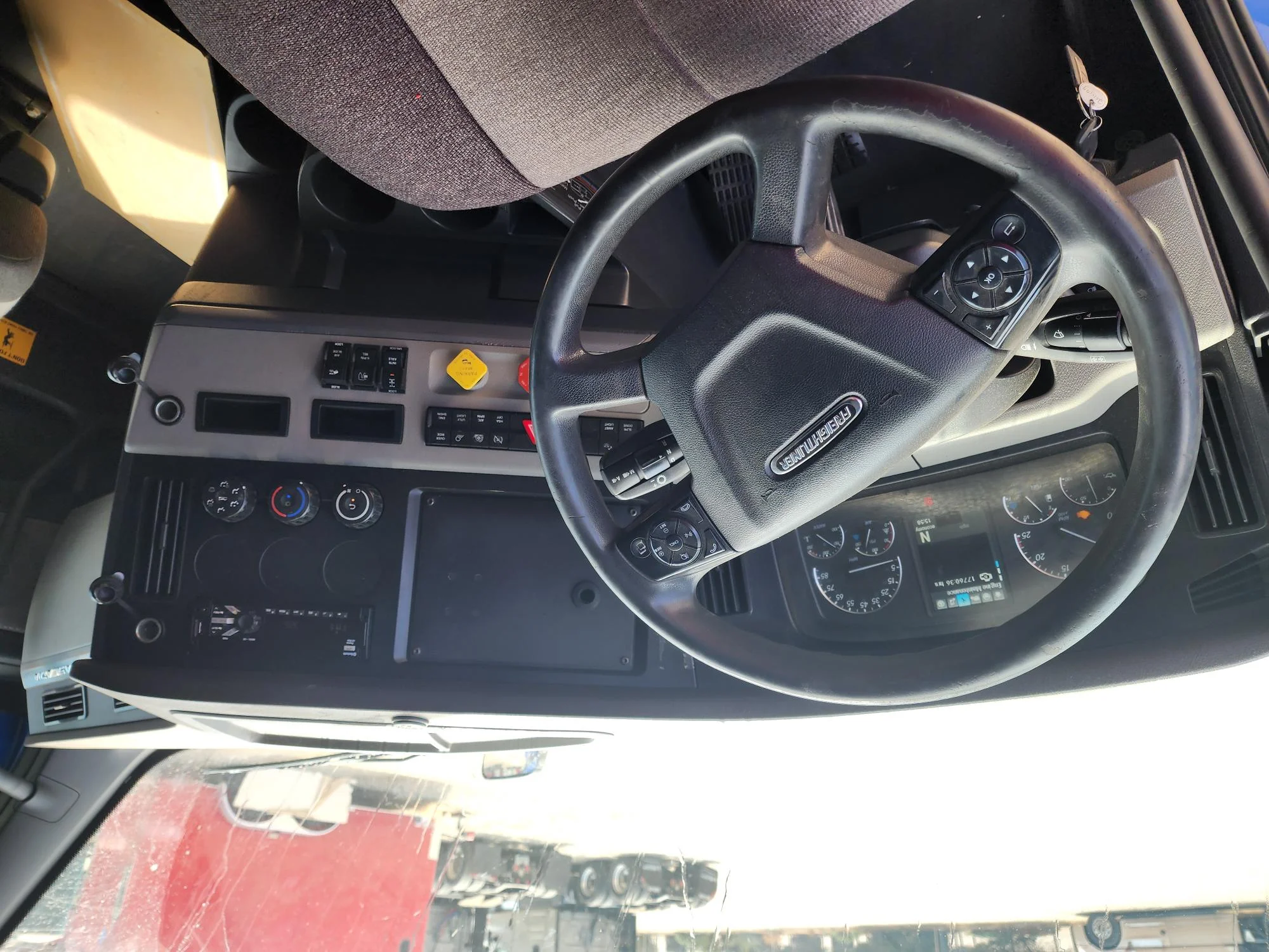 2020 Freightliner Cascadia in Fresno, CA — photo 9