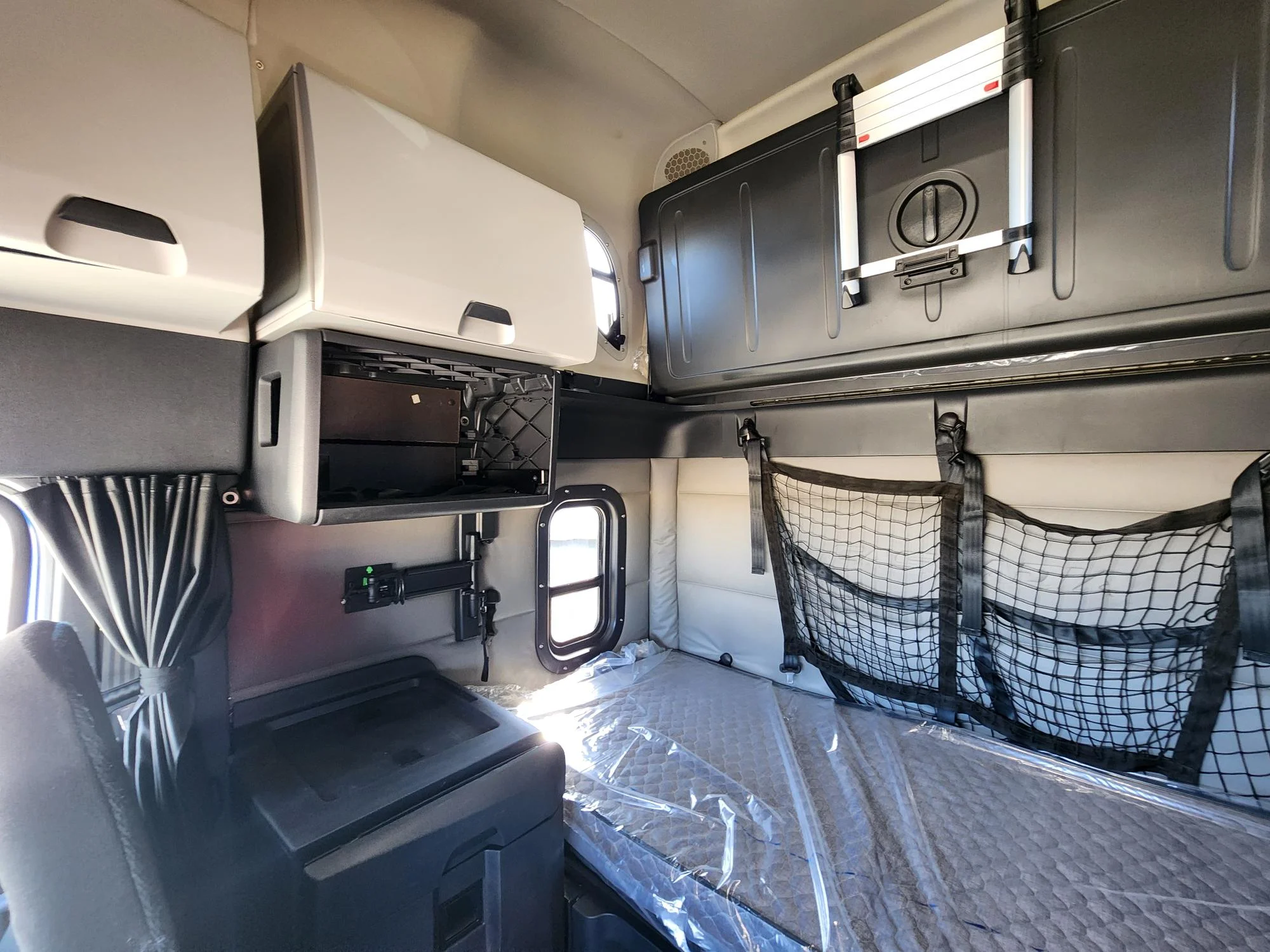 2020 Freightliner Cascadia in Fresno, CA — photo 11