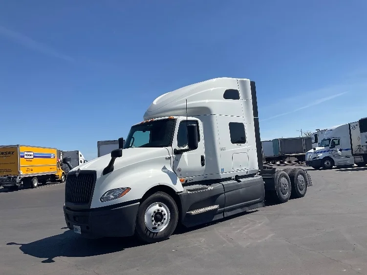 2023 International LT - image 3