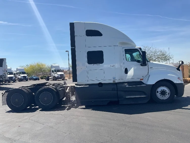 2023 International LT - image 8