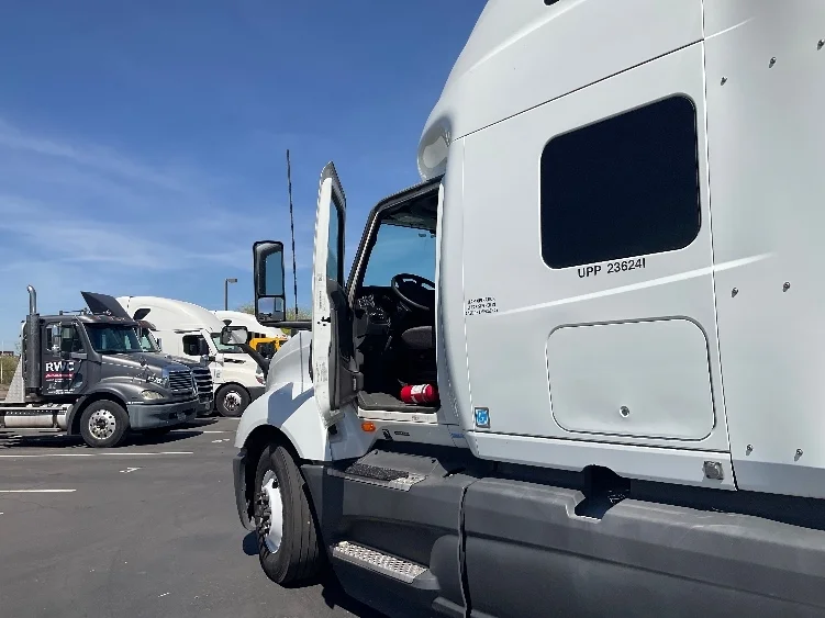 2023 International LT - image 9