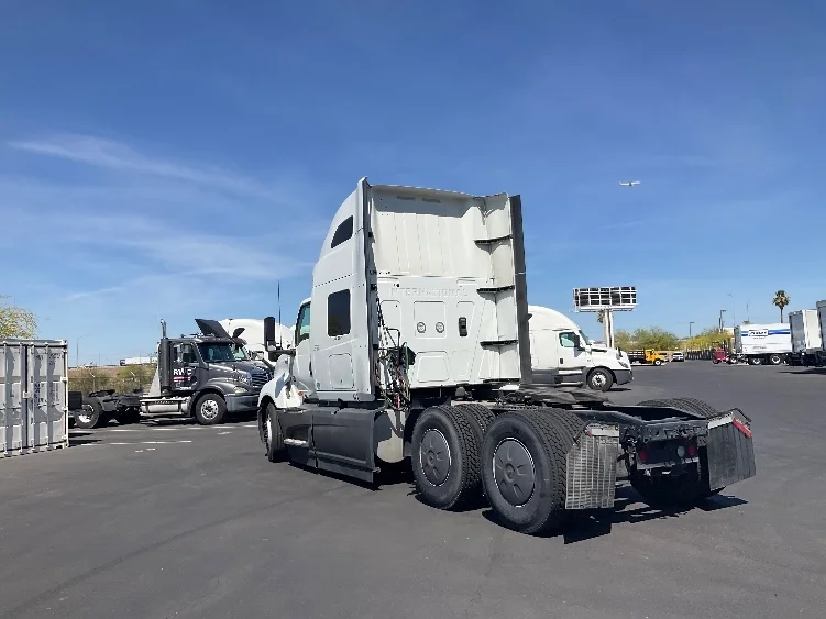 2023 International LT - image 5