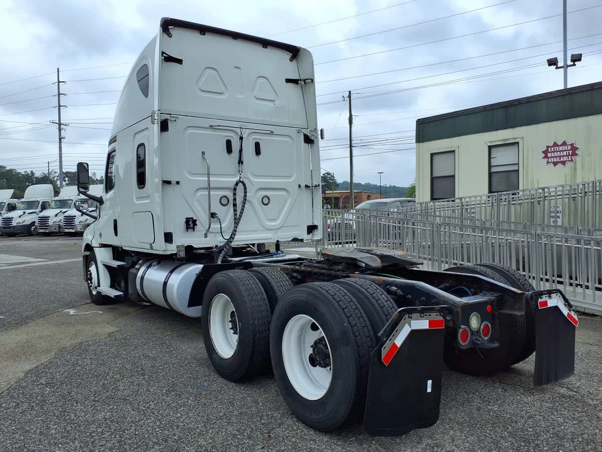 2020 Freightliner Cascadia in Knoxville, TN — photo 6