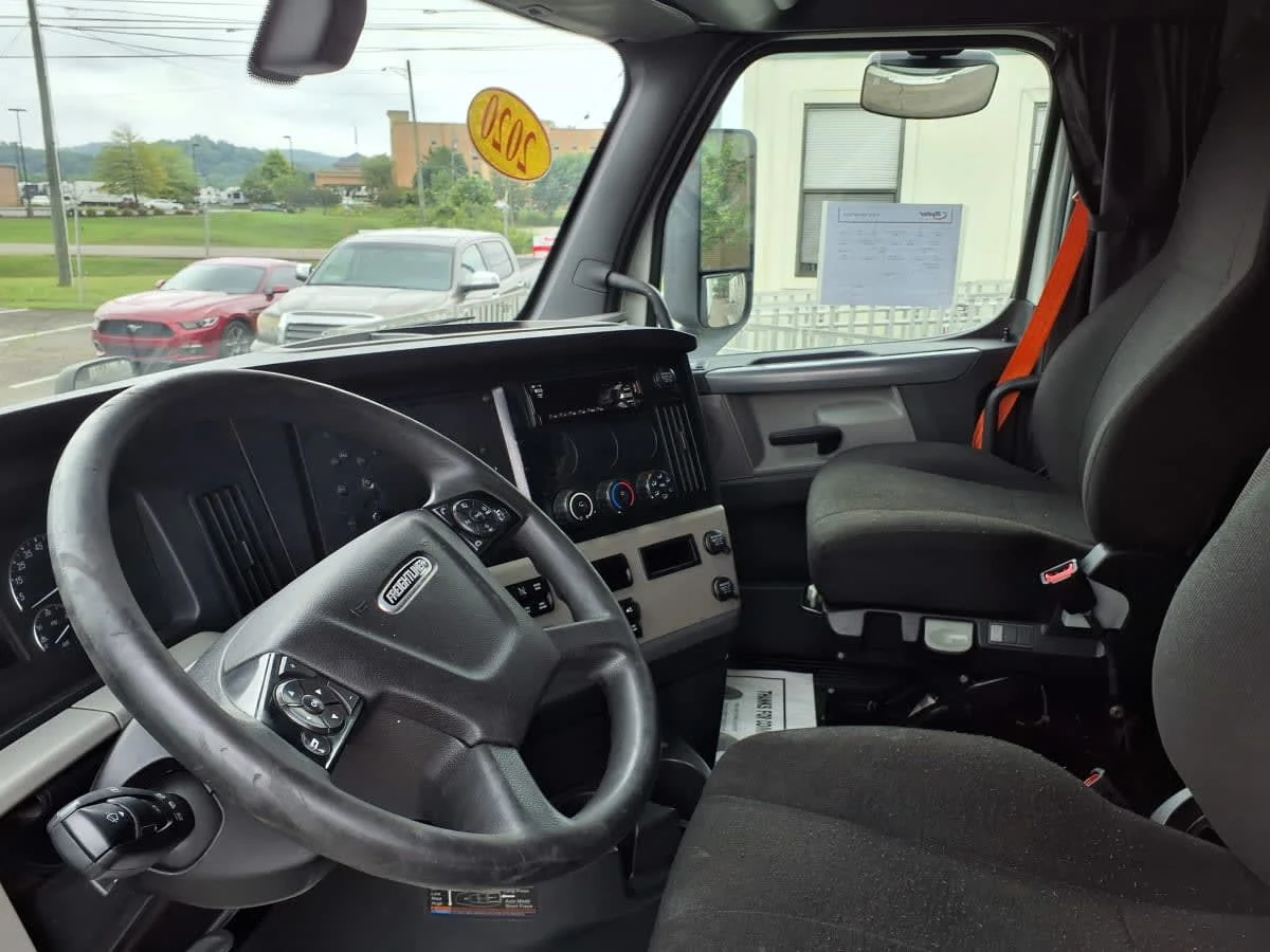 2020 Freightliner Cascadia in Knoxville, TN — photo 7