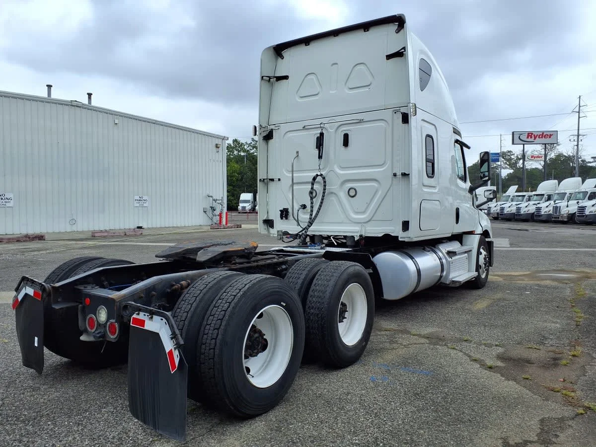 2020 Freightliner Cascadia in Knoxville, TN — photo 4