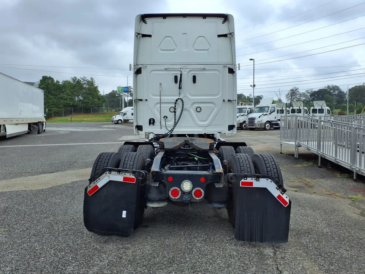 2020 Freightliner Cascadia in Knoxville, TN — photo 5