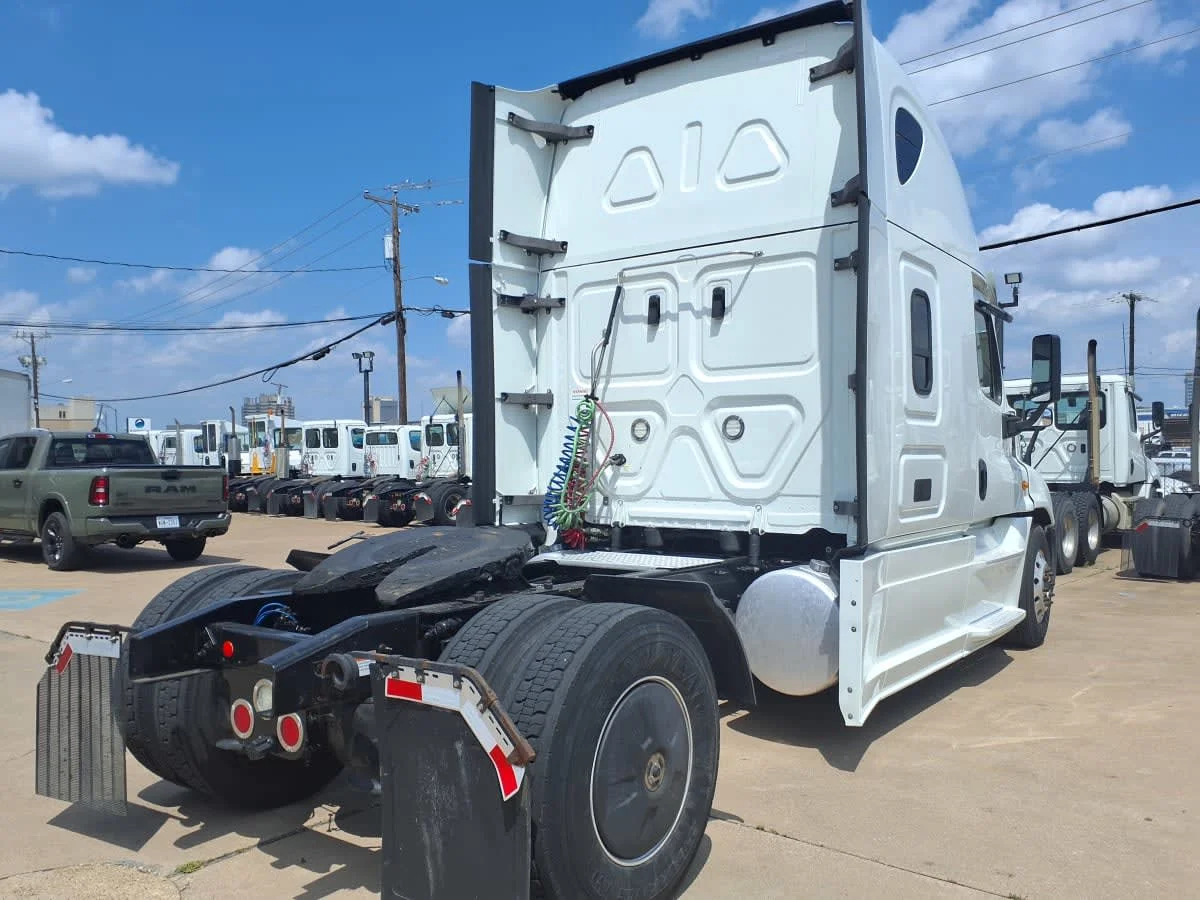 2020 Freightliner Cascadia in Dallas, TX — photo 4