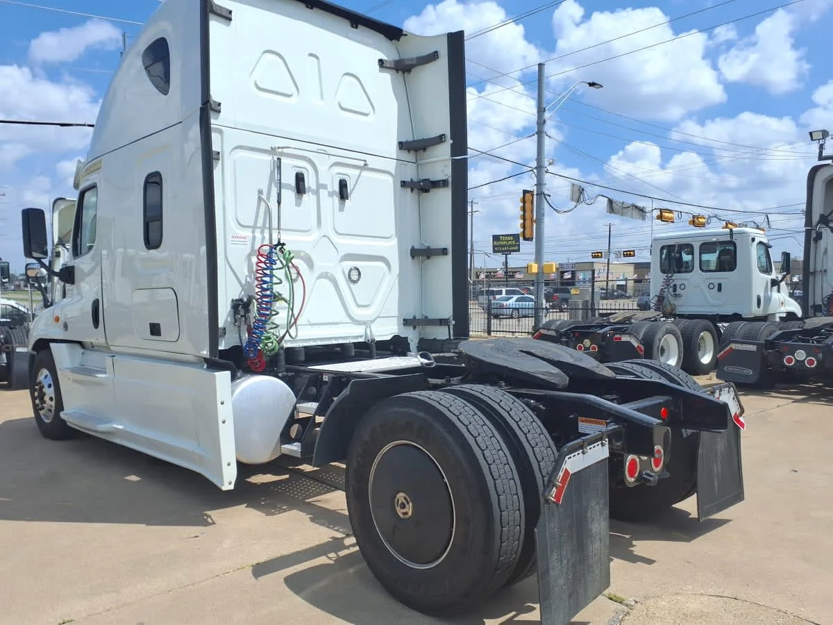 2020 Freightliner Cascadia in Dallas, TX — photo 6