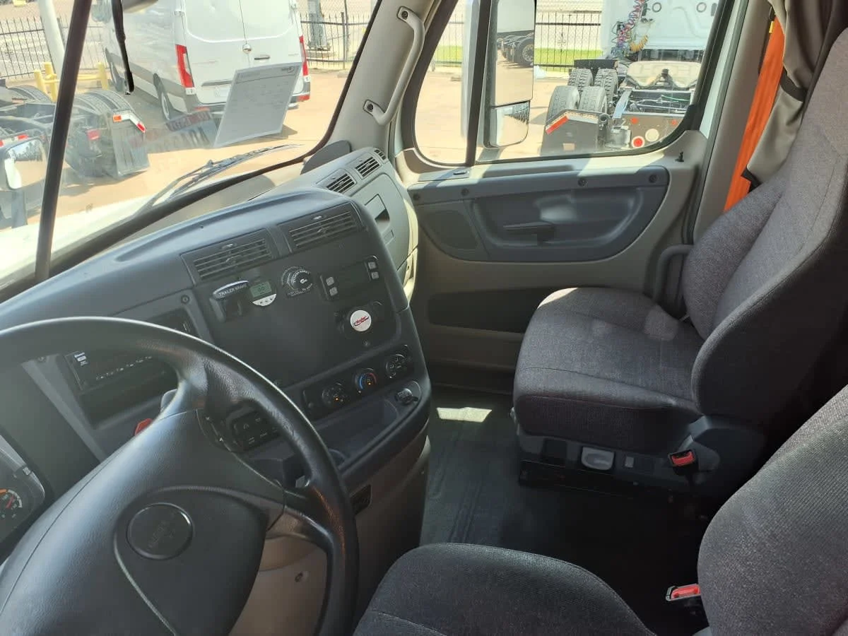 2020 Freightliner Cascadia in Dallas, TX — photo 7
