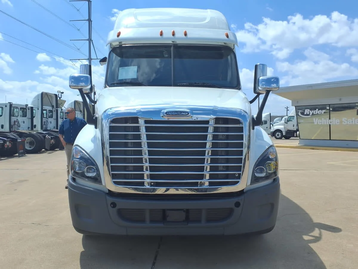 2020 Freightliner Cascadia in Dallas, TX — photo 2