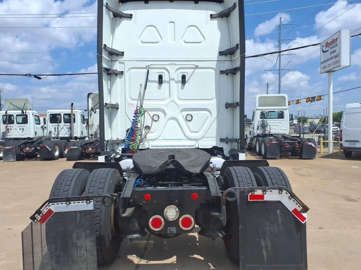 2020 Freightliner Cascadia in Dallas, TX — photo 5