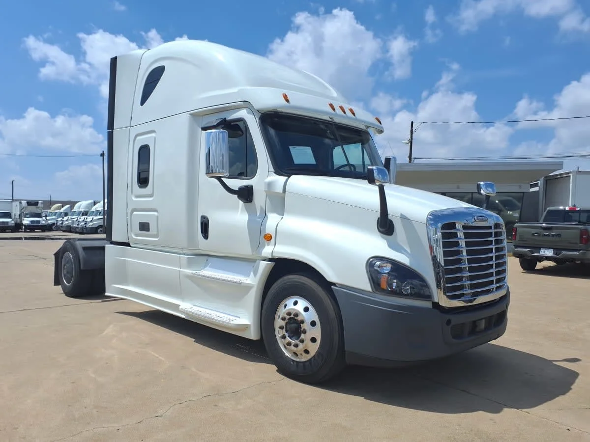 2020 Freightliner Cascadia in Dallas, TX — photo 3