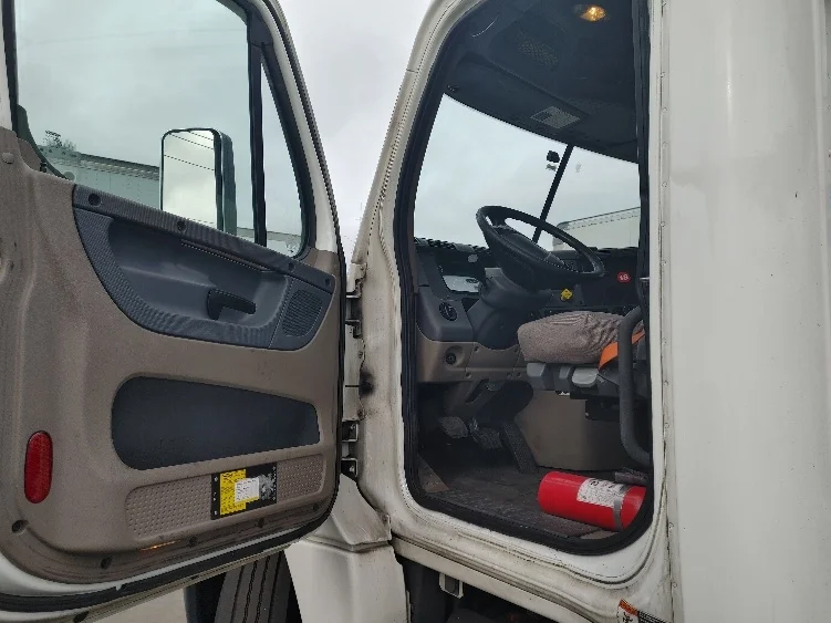 2016 Freightliner Cascadia - image 9