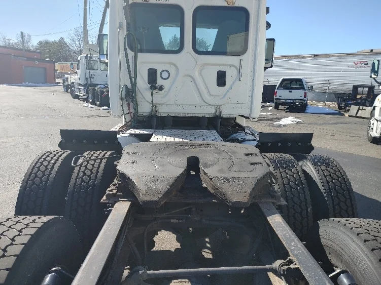2016 Freightliner Cascadia - image 6